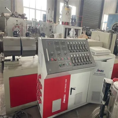 Hur användarvänligt är styrsystemet på en begagnad extrudermaskin?